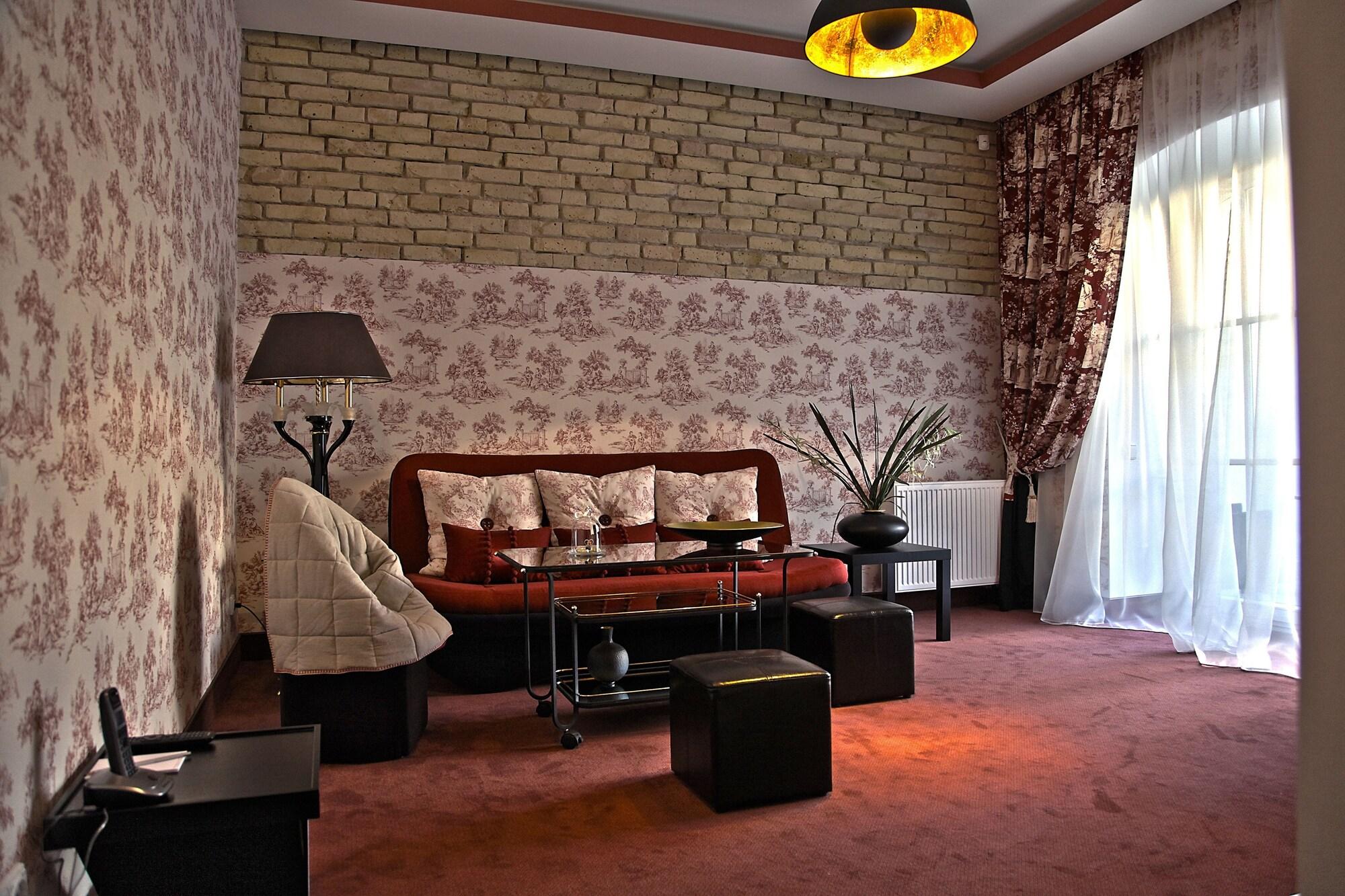 Moon Garden Hotel 4*